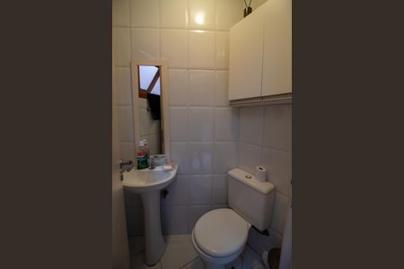 Banheiro de serviço de casa de condomínio para alugar com 2 quartos, 90m² em Vila Sao Domingos, São Paulo