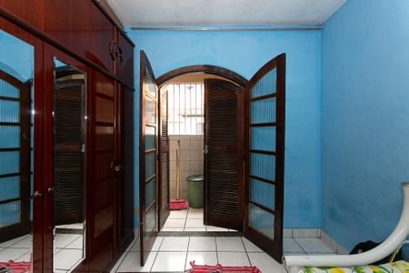 Casa à venda com 283m², 3 quartos e 8 vagasQuarto 2