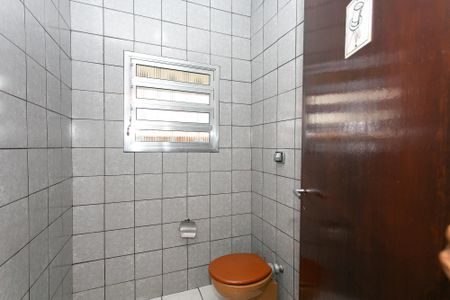 Casa à venda com 283m², 3 quartos e 8 vagasLavabo da Garagem