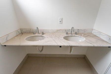 Apartamento à venda com 130m², 3 quartos e 3 vagas Apartamento à venda com 130m², 3 quartos e 3 vagasBanheiro da suíte 1