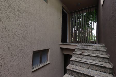 Casa à venda com 235m², 3 quartos e 7 vagasEscada entrada