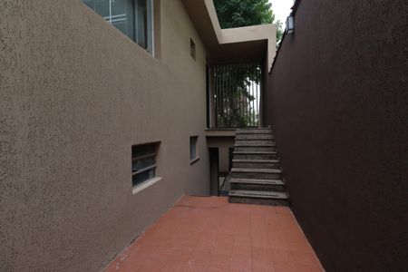 Casa à venda com 235m², 3 quartos e 7 vagasCorredor externo