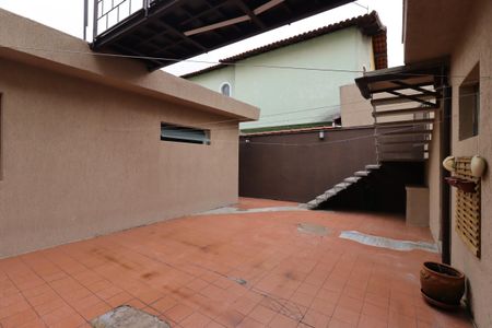 Casa à venda com 235m², 3 quartos e 7 vagasQuintal dos fundos