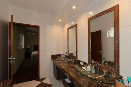 Casa à venda com 235m², 3 quartos e 7 vagasBanheiro da Suíte