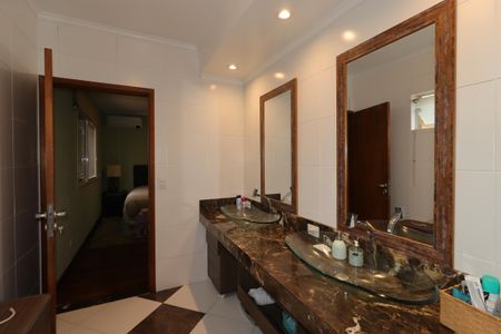 Casa à venda com 235m², 3 quartos e 7 vagasBanheiro da Suíte