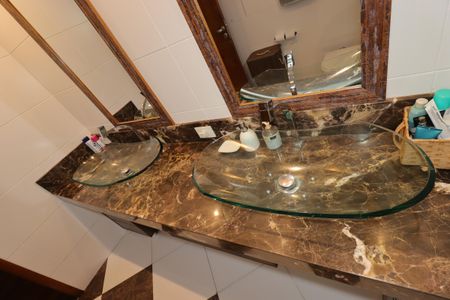 Casa à venda com 235m², 3 quartos e 7 vagasBanheiro da Suíte - Pias