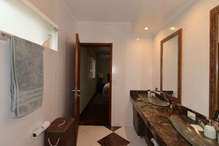 Casa à venda com 235m², 3 quartos e 7 vagasBanheiro da Suíte