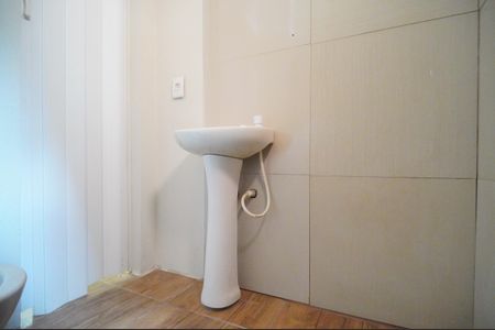 Banheiro de kitnet/studio para alugar com 1 quarto, 26m² em Fazenda São Borja, São Leopoldo