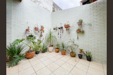 Casa à venda com 267m², 3 quartos e 4 vagas Casa à venda com 267m², 3 quartos e 4 vagasQuintal