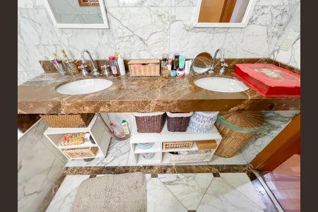 Casa à venda com 267m², 3 quartos e 4 vagas Casa à venda com 267m², 3 quartos e 4 vagasBanheiro da Suíte