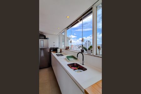 Apartamento à venda com 320m², 4 quartos e 3 vagas Apartamento à venda com 320m², 4 quartos e 3 vagasCozinha (Piso Superior)