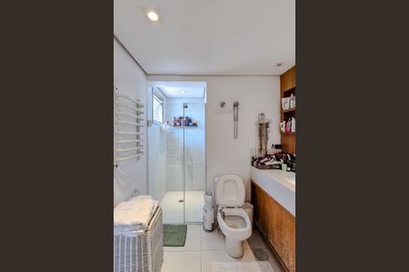 Apartamento à venda com 320m², 4 quartos e 3 vagas Apartamento à venda com 320m², 4 quartos e 3 vagasBanheiro da Suíte