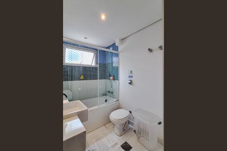 Apartamento à venda com 320m², 4 quartos e 3 vagas Apartamento à venda com 320m², 4 quartos e 3 vagasBanheiro