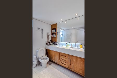 Apartamento à venda com 320m², 4 quartos e 3 vagas Apartamento à venda com 320m², 4 quartos e 3 vagasBanheiro da Suíte