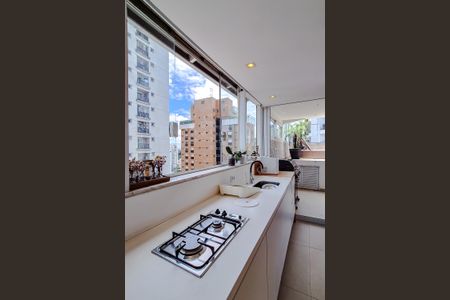 Apartamento à venda com 320m², 4 quartos e 3 vagas Apartamento à venda com 320m², 4 quartos e 3 vagasCozinha (Piso Superior)