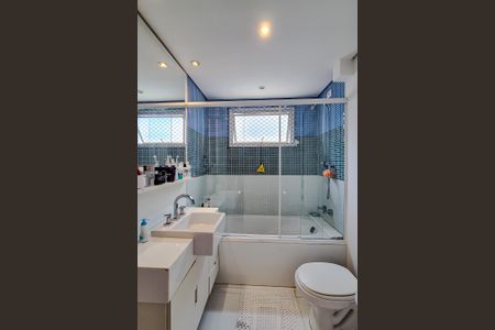 Apartamento à venda com 320m², 4 quartos e 3 vagas Apartamento à venda com 320m², 4 quartos e 3 vagasBanheiro