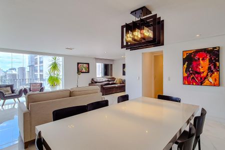 Apartamento à venda com 320m², 4 quartos e 3 vagas Apartamento à venda com 320m², 4 quartos e 3 vagasSala