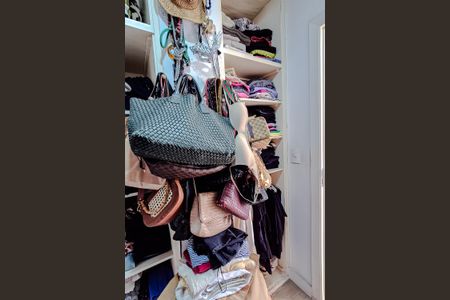 Apartamento à venda com 320m², 4 quartos e 3 vagas Apartamento à venda com 320m², 4 quartos e 3 vagasCloset da Suíte