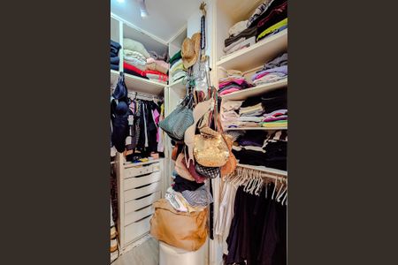 Apartamento à venda com 320m², 4 quartos e 3 vagas Apartamento à venda com 320m², 4 quartos e 3 vagasCloset da Suíte