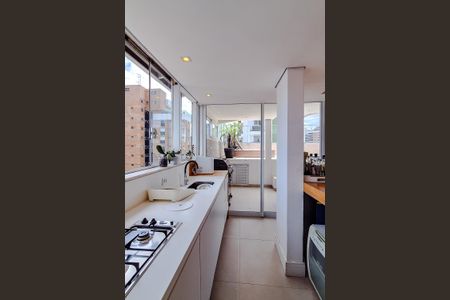 Apartamento à venda com 320m², 4 quartos e 3 vagas Apartamento à venda com 320m², 4 quartos e 3 vagasCozinha (Piso Superior)