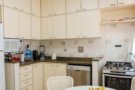 Casa à venda com 124m², 3 quartos e 2 vagas Casa à venda com 124m², 3 quartos e 2 vagasCozinha