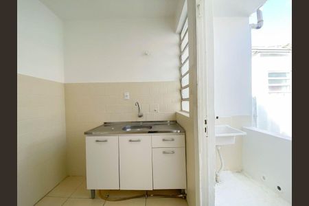 Cozinha  de apartamento para alugar com 2 quartos, 62m² em Azenha, Porto Alegre