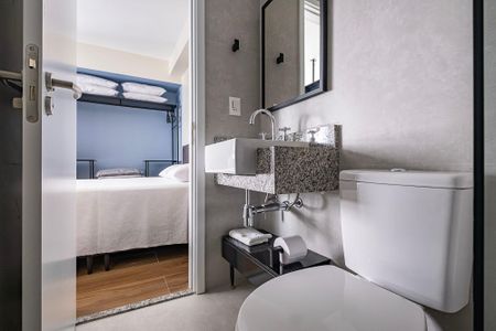 Banheiro de kitnet/studio para alugar com 1 quarto, 20m² em Pinheiros, São Paulo