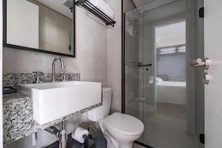 Banheiro de kitnet/studio para alugar com 1 quarto, 20m² em Pinheiros, São Paulo