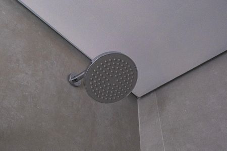 Banheiro de kitnet/studio para alugar com 1 quarto, 20m² em Pinheiros, São Paulo