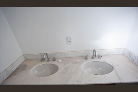 Apartamento à venda com 130m², 3 quartos e 3 vagasBanheiro da Suíte