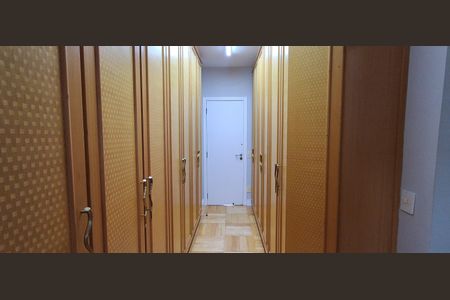 Apartamento à venda com 185m², 4 quartos e 4 vagas Apartamento à venda com 185m², 4 quartos e 4 vagasCloset