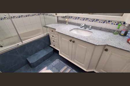 Apartamento à venda com 185m², 4 quartos e 4 vagas Apartamento à venda com 185m², 4 quartos e 4 vagasBanheiro Social