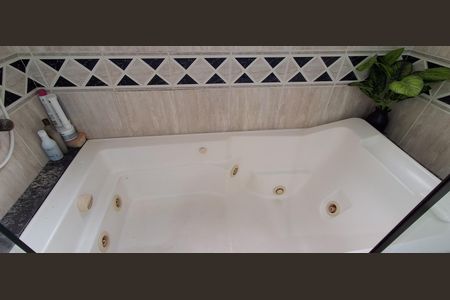 Apartamento à venda com 185m², 4 quartos e 4 vagas Apartamento à venda com 185m², 4 quartos e 4 vagasBanheiro Suíte 2