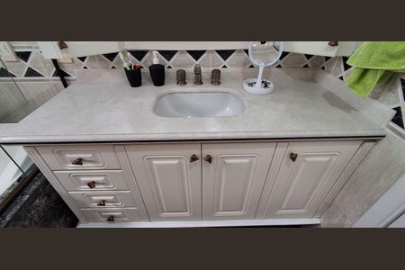 Apartamento à venda com 185m², 4 quartos e 4 vagas Apartamento à venda com 185m², 4 quartos e 4 vagasBanheiro Suíte 2