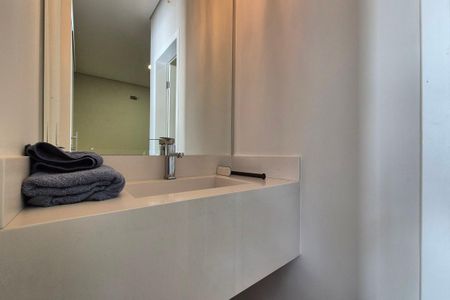 Casa de condomínio à venda com 360m², 3 quartos e 4 vagas Casa de condomínio à venda com 360m², 3 quartos e 4 vagasBanheiro da Suíte 2