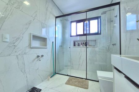 Casa de condomínio à venda com 360m², 3 quartos e 4 vagas Casa de condomínio à venda com 360m², 3 quartos e 4 vagasBanheiro da Suíte 1