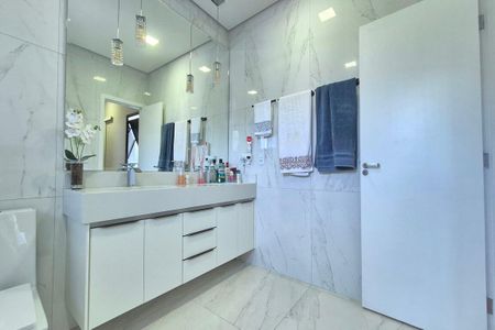 Casa de condomínio à venda com 360m², 3 quartos e 4 vagas Casa de condomínio à venda com 360m², 3 quartos e 4 vagasBanheiro da Suíte 1
