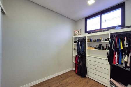 Casa de condomínio à venda com 360m², 3 quartos e 4 vagas Casa de condomínio à venda com 360m², 3 quartos e 4 vagasCloset da suíte 1