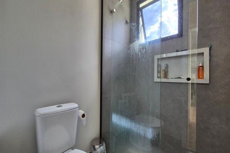 Casa de condomínio à venda com 360m², 3 quartos e 4 vagas Casa de condomínio à venda com 360m², 3 quartos e 4 vagasBanheiro da Suíte 3