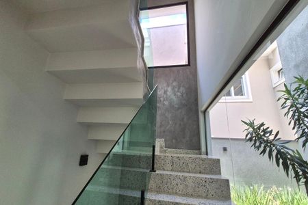 Casa de condomínio à venda com 360m², 3 quartos e 4 vagas Casa de condomínio à venda com 360m², 3 quartos e 4 vagasEscada