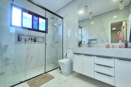 Casa de condomínio à venda com 360m², 3 quartos e 4 vagas Casa de condomínio à venda com 360m², 3 quartos e 4 vagasBanheiro da Suíte 1