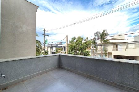 Casa de condomínio à venda com 360m², 3 quartos e 4 vagas Casa de condomínio à venda com 360m², 3 quartos e 4 vagasVaranda da suíte