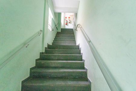 Apartamento para alugar com 90m², 2 quartos e 1 vagaEscada de entrada 