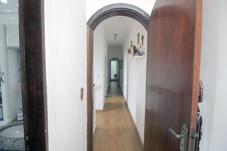 Casa à venda com 180m², 4 quartos e 2 vagasCorredor