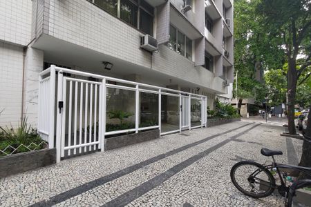 Apartamento à venda com 120m², 2 quartos e sem vagaFachada e portaria