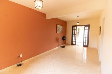 Sala de casa para alugar com 3 quartos, 205m² em Maria Paula, São Gonçalo