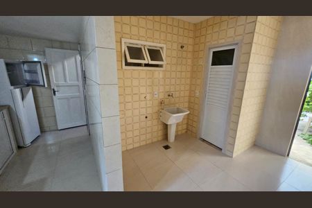 Área de serviço de casa para alugar com 3 quartos, 205m² em Maria Paula, São Gonçalo