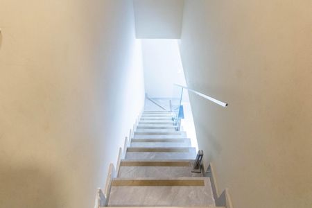 Casa de condomínio para alugar com 300m², 3 quartos e 4 vagasEscada