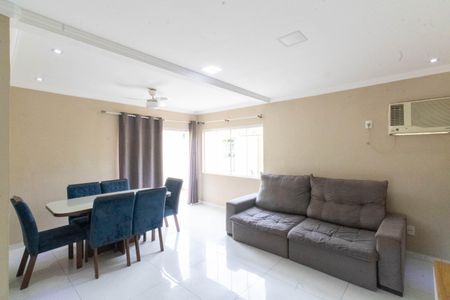 Casa de condomínio para alugar com 300m², 3 quartos e 4 vagasSala