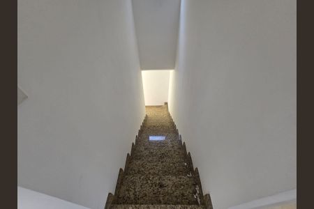 Casa para alugar com 120m², 3 quartos e 2 vagasEscada acessoa aos Quartos 